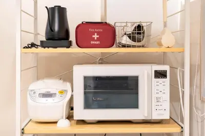 a microwave and a blender on a shelf at \u5922\u306e\u5bbf \u7ffc 132t in Tokyo