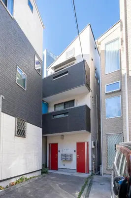 an apartment building with a red door at \u5922\u306e\u5bbf \u7ffc 132t in Tokyo