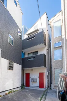 an apartment building with a red door at \u5922\u306e\u5bbf \u7ffc 132t in Tokyo