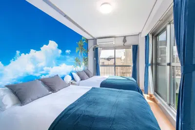 two beds in a room with a window at \u8429\u5c3e\u30d3\u30eb\u56db\u968e\u4e94\u968e in Tokyo