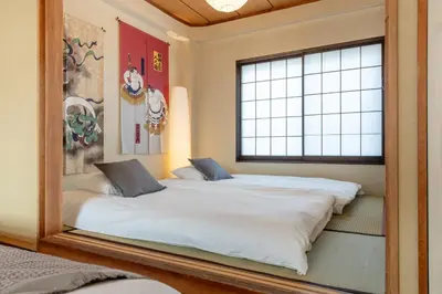 two beds in a room with a mirror at \u8429\u5c3e\u30d3\u30eb\u56db\u968e\u4e94\u968e in Tokyo
