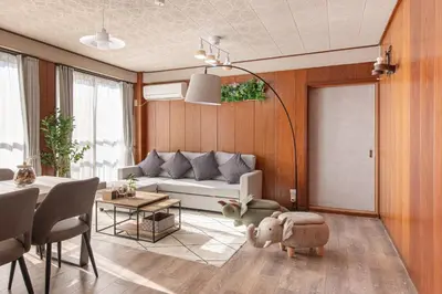 a living room with a couch and a table at \u8429\u5c3e\u30d3\u30eb\u56db\u968e\u4e94\u968e in Tokyo