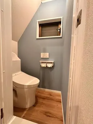 a small bathroom with a toilet and a window at \u5317\u5343\u4f4f\u306e\u4e00\u8ed2\u5bb6\uff4b3 in Tokyo
