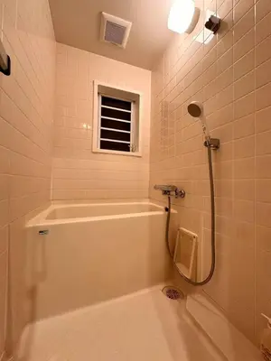 a bathroom with a bath tub and a shower at \u5317\u5343\u4f4f\u306e\u4e00\u8ed2\u5bb6\uff4b3 in Tokyo