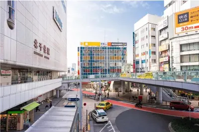 a city with a street with cars and buildings at \u5317\u5343\u4f4f\u306e\u4e00\u8ed2\u5bb6\uff4b3 in Tokyo