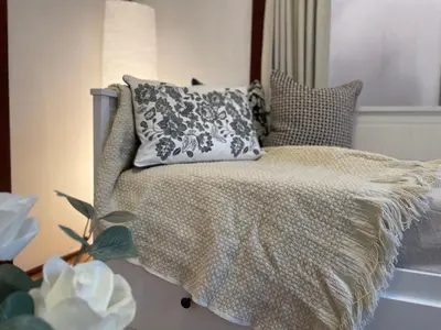 a bed with a black and white comforter and pillows at \u548c\u98a8\u5c0f\u7b51\u3068\u4eac\u753a\u5c4b in Tokyo