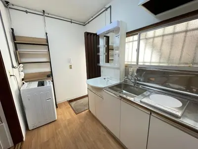 a small kitchen with a sink and a window at \u548c\u98a8\u5c0f\u7b51\u3068\u4eac\u753a\u5c4b in Tokyo