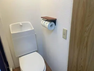 a bathroom with a toilet and a roll of toilet paper at \u548c\u98a8\u5c0f\u7b51\u3068\u4eac\u753a\u5c4b in Tokyo