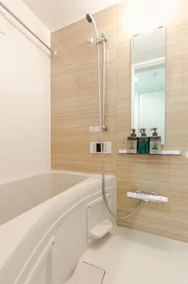 a bathroom with a white tub and a mirror at ksf\u4e0a\u6c60\u888b3\u4e01\u76ee101 in Tokyo