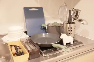 a kitchen counter with a bowl and other kitchen utensils at Mi-HOTEL KOMAGOME in Tokyo