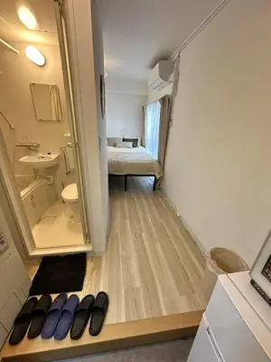 a hallway with a bathroom with a sink and a mirror at \u65b0\u5927\u4e45\u4fdd\u6b65\u884c6\u5206\u949f \u4e1c\u4eac\u90fd\u5fc3\u5546\u5708 in Tokyo