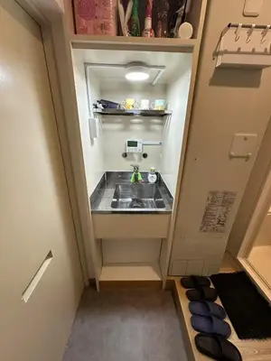 a small kitchen with a sink in a small room at \u65b0\u5927\u4e45\u4fdd\u6b65\u884c6\u5206\u949f \u4e1c\u4eac\u90fd\u5fc3\u5546\u5708 in Tokyo
