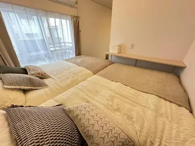 two beds sitting next to each other in a bedroom at \u65b0\u5927\u4e45\u4fdd\u6b65\u884c6\u5206\u949f \u4e1c\u4eac\u90fd\u5fc3\u5546\u5708 in Tokyo