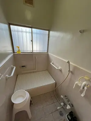 a small bathroom with a toilet and a window at 1\uff0d54\uff0d8 - Vacation STAY 61773v in Tokyo