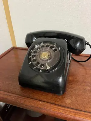 a black phone sitting on top of a wooden table at 1\uff0d54\uff0d8 - Vacation STAY 61773v in Tokyo