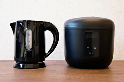 a black coffee pot sitting on a wooden table at Muse\u516b\u5e832F in Tokyo