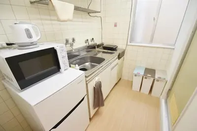 a small kitchen with a sink and a microwave at \u6771\u30b0\u30ea\u30fc\u30f3\u30cf\u30a4\u30c4 302 in Tokyo