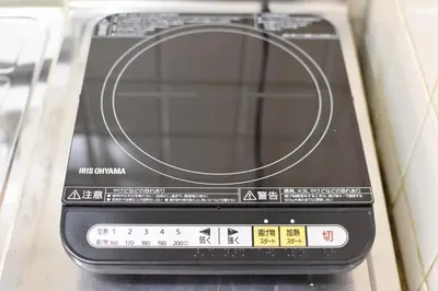a microwave oven sitting on top of a shelf at \u6771\u30b0\u30ea\u30fc\u30f3\u30cf\u30a4\u30c4 302 in Tokyo