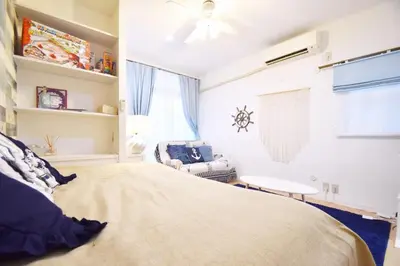 a bedroom with a bed and a chair and a window at \u6771\u30b0\u30ea\u30fc\u30f3\u30cf\u30a4\u30c4 302 in Tokyo