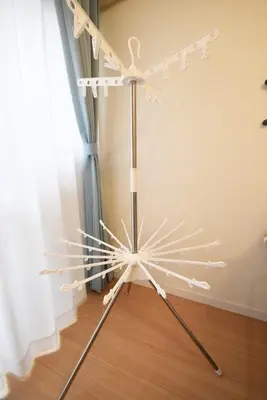 a metal stand with white objects on it in a room at \u6771\u30b0\u30ea\u30fc\u30f3\u30cf\u30a4\u30c4 302 in Tokyo