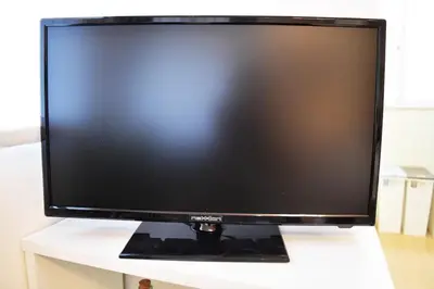 a large computer monitor sitting on a white table at \u6771\u30b0\u30ea\u30fc\u30f3\u30cf\u30a4\u30c4 302 in Tokyo