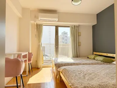 a hotel room with two beds and a window at Ikebukuro Center! Ikebukuro 6min walk! \u6c60\u888b\u4e2d\u5fc3\u5730\u5e26! \u6c60\u888b\u8f66\u7ad9\u6b65\u884c6\u5206! \u516c\u5bd3\u5e72\u6e7f\u5206\u79bb! \u667a\u80fd\u9a6c\u6876! \u9ad8\u901f\u65e0\u9650\u5236\u7f51\u8def!Autolock702 in Tokyo