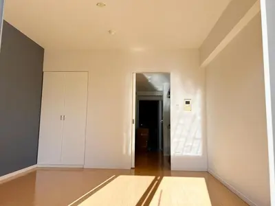 an empty room with white cabinets and a hallway at Ikebukuro Center! Ikebukuro 6min walk! \u6c60\u888b\u4e2d\u5fc3\u5730\u5e26! \u6c60\u888b\u8f66\u7ad9\u6b65\u884c6\u5206! \u516c\u5bd3\u5e72\u6e7f\u5206\u79bb! \u667a\u80fd\u9a6c\u6876! \u9ad8\u901f\u65e0\u9650\u5236\u7f51\u8def!Autolock702 in Tokyo