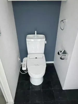 a bathroom with a white toilet in a blue wall at Ikebukuro Center! Ikebukuro 6min walk! \u6c60\u888b\u4e2d\u5fc3\u5730\u5e26! \u6c60\u888b\u8f66\u7ad9\u6b65\u884c6\u5206! \u516c\u5bd3\u5e72\u6e7f\u5206\u79bb! \u667a\u80fd\u9a6c\u6876! \u9ad8\u901f\u65e0\u9650\u5236\u7f51\u8def!Autolock702 in Tokyo