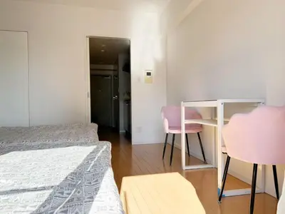 a bedroom with two beds and a table and chairs at Ikebukuro Center! Ikebukuro 6min walk! \u6c60\u888b\u4e2d\u5fc3\u5730\u5e26! \u6c60\u888b\u8f66\u7ad9\u6b65\u884c6\u5206! \u516c\u5bd3\u5e72\u6e7f\u5206\u79bb! \u667a\u80fd\u9a6c\u6876! \u9ad8\u901f\u65e0\u9650\u5236\u7f51\u8def!Autolock702 in Tokyo