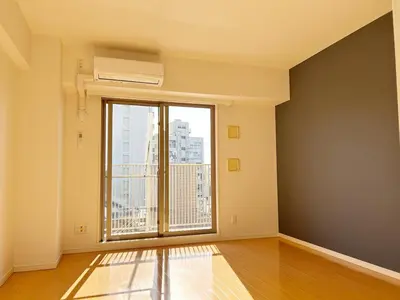 an empty room with a large window with a view at Ikebukuro Center! Ikebukuro 6min walk! \u6c60\u888b\u4e2d\u5fc3\u5730\u5e26! \u6c60\u888b\u8f66\u7ad9\u6b65\u884c6\u5206! \u516c\u5bd3\u5e72\u6e7f\u5206\u79bb! \u667a\u80fd\u9a6c\u6876! \u9ad8\u901f\u65e0\u9650\u5236\u7f51\u8def!Autolock702 in Tokyo