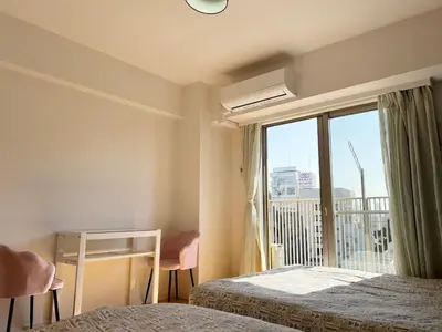 a bedroom with a bed and a window with a view at Ikebukuro Center! Ikebukuro 6min walk! \u6c60\u888b\u4e2d\u5fc3\u5730\u5e26! \u6c60\u888b\u8f66\u7ad9\u6b65\u884c6\u5206! \u516c\u5bd3\u5e72\u6e7f\u5206\u79bb! \u667a\u80fd\u9a6c\u6876! \u9ad8\u901f\u65e0\u9650\u5236\u7f51\u8def!Autolock702 in Tokyo