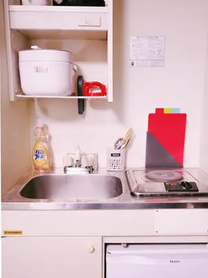 a kitchen with a sink and a counter top at \u62bc\u4e0a\u8f66\u7ad9\u6b65\u884c5\u5206\u949f\u7684\u65b0\u623f\u6e90 \u514d\u8d39wifi \u7535\u8f66\u76f4\u8fbe\u6210\u7530\u673a\u573a\u548c\u7fbd\u7530\u673a\u573a in Tokyo