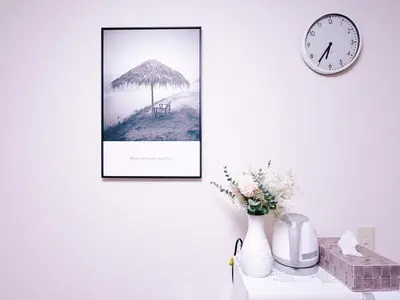 a clock on a wall above a table with a picture at \u62bc\u4e0a\u8f66\u7ad9\u6b65\u884c5\u5206\u949f\u7684\u65b0\u623f\u6e90 \u514d\u8d39wifi \u7535\u8f66\u76f4\u8fbe\u6210\u7530\u673a\u573a\u548c\u7fbd\u7530\u673a\u573a in Tokyo