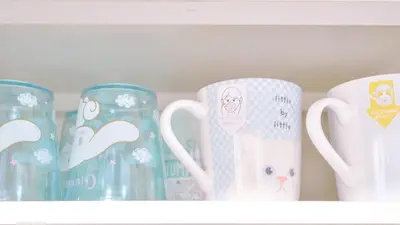 a row of mugs sitting on a shelf at \u62bc\u4e0a\u8f66\u7ad9\u6b65\u884c5\u5206\u949f\u7684\u65b0\u623f\u6e90 \u514d\u8d39wifi \u7535\u8f66\u76f4\u8fbe\u6210\u7530\u673a\u573a\u548c\u7fbd\u7530\u673a\u573a in Tokyo
