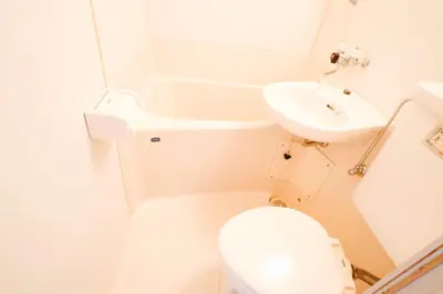 a small bathroom with a toilet and a sink at Shinjuku Kabukicho! Shinjuku Center\u65b0\u5bbf\u4e2d\u5fc3! !3min walk! JR \u65b0\u5bbf!\u5730\u94c1\u7ad9\u6b65\u884c3\u5206! \u65b0\u5bbf\u6b4c\u821e\u4f0e!\u8457\u540d\u8fde\u9501\u5927\u578b\u516c\u5bd3!\u4e00\u5c4224\u5c0f\u65f6\u4fdd\u5b89\u5e38\u9a7b! 625 in Tokyo