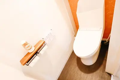 a bathroom with a toilet in a room at \u5317\u65b0\u5bbf2\u5ba41\u5385\u516c\u5bd3#\u667a\u80fd\u9a6c\u6876#\u5e72\u6e7f\u5206\u79bb#Shinjuku 2bed rooms1#2 in Tokyo