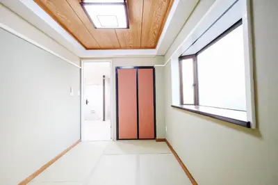 an empty hallway with a door and windows at \u5317\u65b0\u5bbf2\u5ba41\u5385\u516c\u5bd3#\u667a\u80fd\u9a6c\u6876#\u5e72\u6e7f\u5206\u79bb#Shinjuku 2bed rooms1#2 in Tokyo