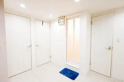a white room with a blue rug on the floor at \u5317\u65b0\u5bbf2\u5ba41\u5385\u516c\u5bd3#\u667a\u80fd\u9a6c\u6876#\u5e72\u6e7f\u5206\u79bb#Shinjuku 2bed rooms1#2 in Tokyo