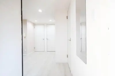 a room with white walls and a mirror at \u5317\u65b0\u5bbf2\u5ba41\u5385\u516c\u5bd3#\u667a\u80fd\u9a6c\u6876#\u5e72\u6e7f\u5206\u79bb#Shinjuku 2bed rooms1#2 in Tokyo