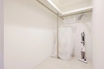 a room with a white wall with a stand up shower at AlTERNA\u6075\u6bd4\u5bff in Tokyo
