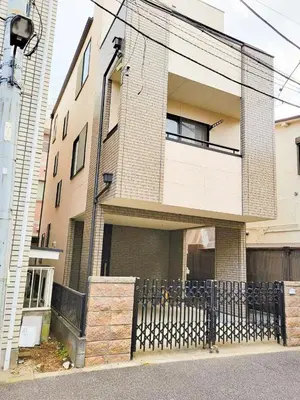 a brick building with a fence in front of it at \u6771\u9577\u5d0e\u6238\u5efa\u3066 \u6771\u9577\u5d0e\u99c5\u304b\u3089\u5f92\u6b692\u5206 in Tokyo