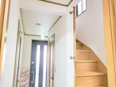 a hallway with a stairway leading to a door at \u6771\u9577\u5d0e\u6238\u5efa\u3066 \u6771\u9577\u5d0e\u99c5\u304b\u3089\u5f92\u6b692\u5206 in Tokyo