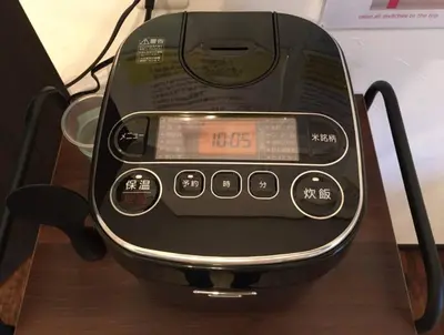 a cell phone sitting on top of a table at \u30a8\u30d0\u30fc\u30db\u30ef\u30a4\u30c8\u6771\u5411\u5cf6 in Tokyo