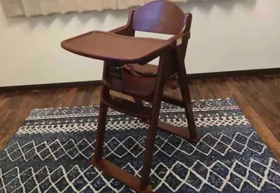 a wooden chair sitting on top of a rug at \u30a8\u30d0\u30fc\u30db\u30ef\u30a4\u30c8\u6771\u5411\u5cf6 in Tokyo