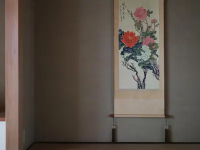 a painting of flowers on a wall in a room at \u5343\u5e74\u90b8 in Tokyo