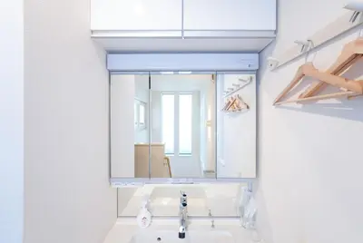 a bathroom with a large mirror and a sink at \u6075\u6bd4\u5bff\u99c5\u5f92\u6b695\u5206 \u8cb8\u5207\u4e00\u8ed2\u5bb6 in Tokyo