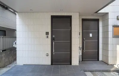 two doors on the side of a building at \u6075\u6bd4\u5bff\u99c5\u5f92\u6b695\u5206 \u8cb8\u5207\u4e00\u8ed2\u5bb6 in Tokyo