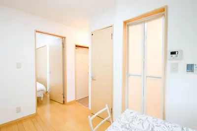 a white room with a bed and a mirror at T akadababa subway 4 mins walk! Newly building \u65b0\u7bc9! \u9ad8\u7530\u99ac\u5834\u99c5 \u5f92\u6b69\u570f\u5185\u5927\u4eba\u6c17! Shinjuku\u65b0\u5bbf\u5708!\u9ad8\u901f\u65e0\u9650\u5236202 in Tokyo
