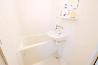 a white bathroom with a sink and a bath tub at T akadababa subway 4 mins walk! Newly building \u65b0\u7bc9! \u9ad8\u7530\u99ac\u5834\u99c5 \u5f92\u6b69\u570f\u5185\u5927\u4eba\u6c17! Shinjuku\u65b0\u5bbf\u5708!\u9ad8\u901f\u65e0\u9650\u5236202 in Tokyo