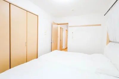 a bedroom with two white beds and a closet at T akadababa subway 4 mins walk! Newly building \u65b0\u7bc9! \u9ad8\u7530\u99ac\u5834\u99c5 \u5f92\u6b69\u570f\u5185\u5927\u4eba\u6c17! Shinjuku\u65b0\u5bbf\u5708!\u9ad8\u901f\u65e0\u9650\u5236202 in Tokyo